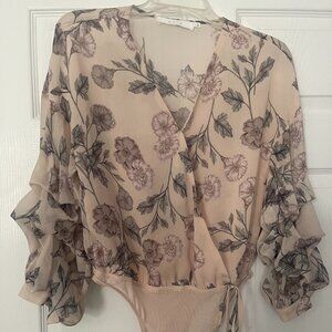 Pink floral V-neck bodysuit w/gathered sleeves by ASTR - size S